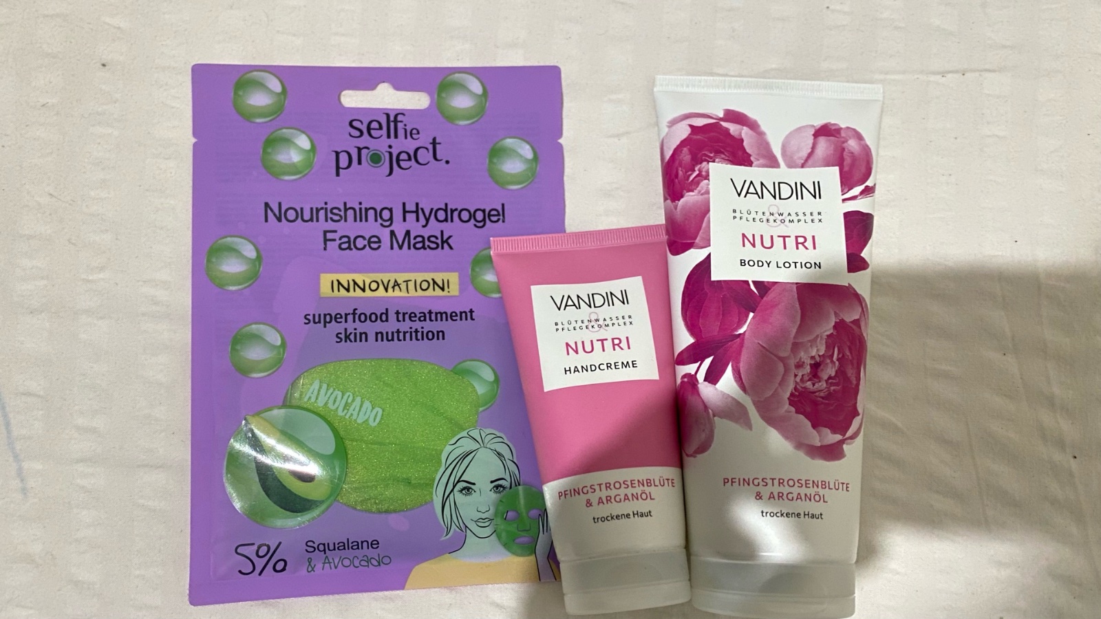 Lot : Cet ensemble de soins comprend un masque facial Selfie Project à l'avocat et des produits corporels Vandini de la gamme Nutri.La crème pour les mains et la lotion corporelle sont formulées avec de la fleur de pivoine et de l'huile d'argan