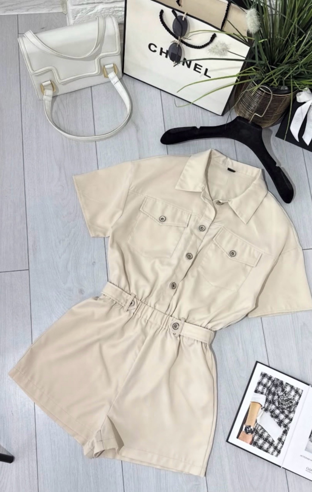 Une combinaison courte (romper) de style chemise de couleur beige, comportant des poches plaquées sur la poitrine, des boutons sur le devant, des manches courtes et une taille élastique taille XL 44