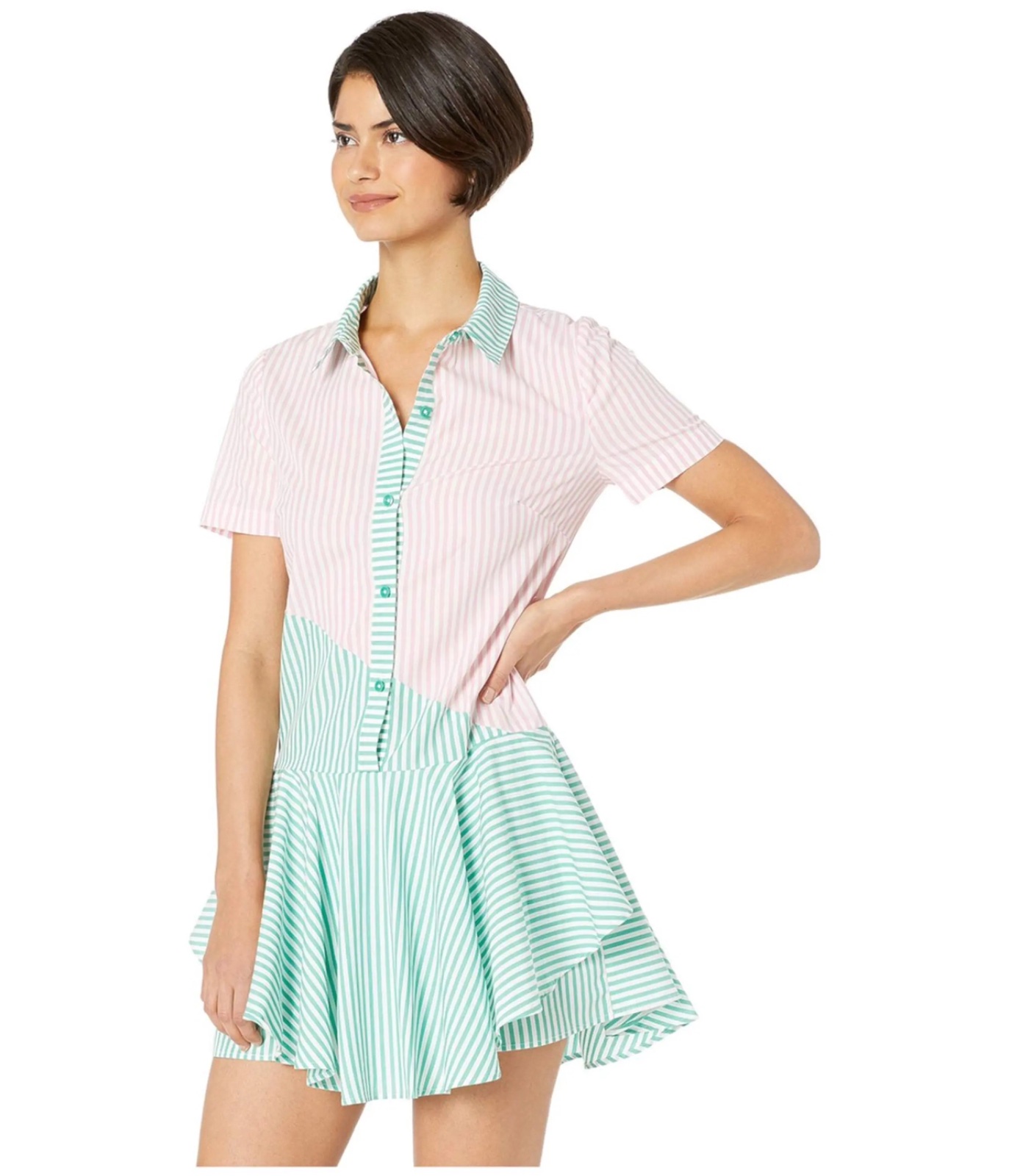 Une robe chemise colorblock BCBGeneration en coton rayé rose et vert avec une taille tombante et un ourlet à volants taille L40