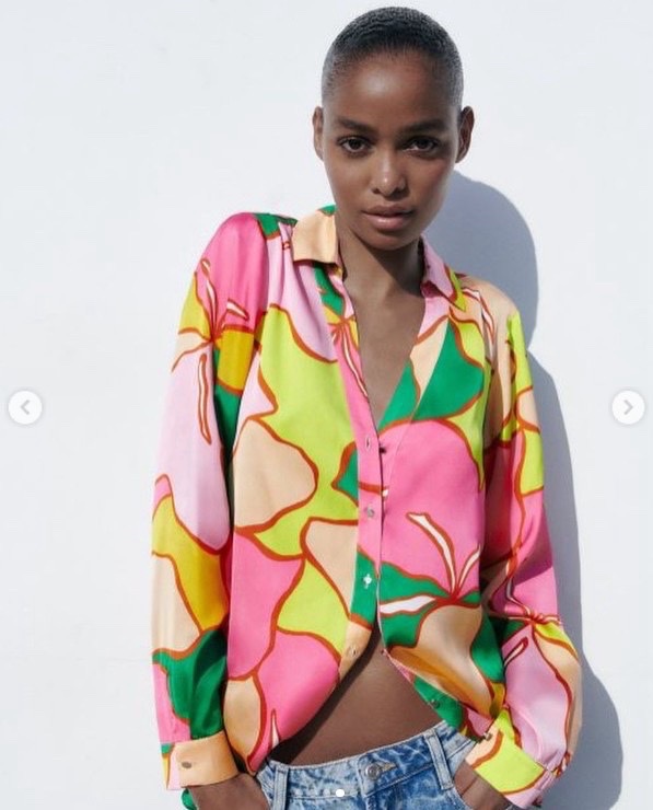 Un chemisier en satin à imprimé floral vibrant de la marque Zara taille S avec ètiquette 