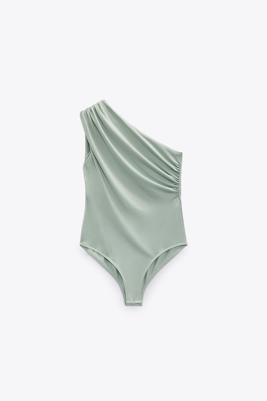 Un body Zara asymétrique drapé de couleur vert sauge 