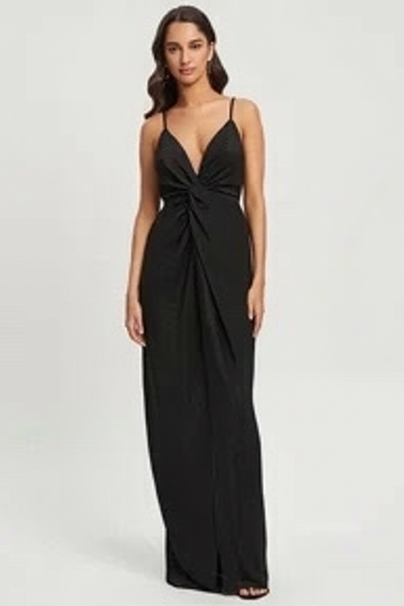 Une robe longue noire de la marque Vesper, caractérisée par un détail torsadé sur le devant et des bretelles fines Taille 44