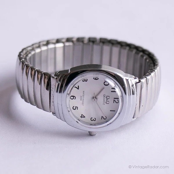 Une montre Orient à quartz avec un bracelet en métal argenté et des chiffres romains sur le cadran.