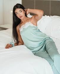 Pyjama deux pièces en satin de couleur vert menthe ou vert sauge pastel se distingue par ses élégants détails en dentelle contrastée au niveau du décolleté et des ourlets du pantalon Taille 40/42