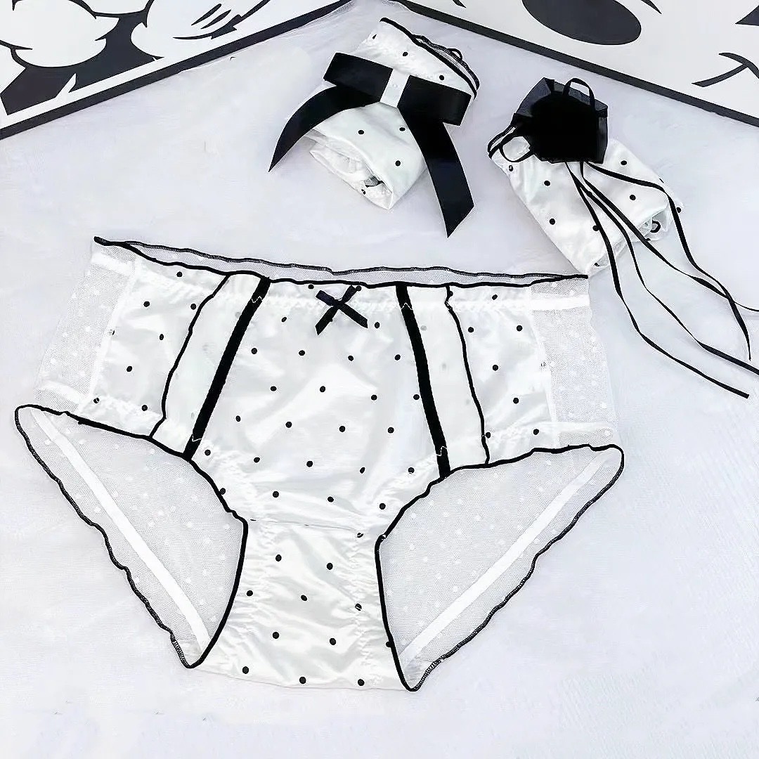 Culotte à pois blancs et noirs provient de la marque Cotton On Body taille M