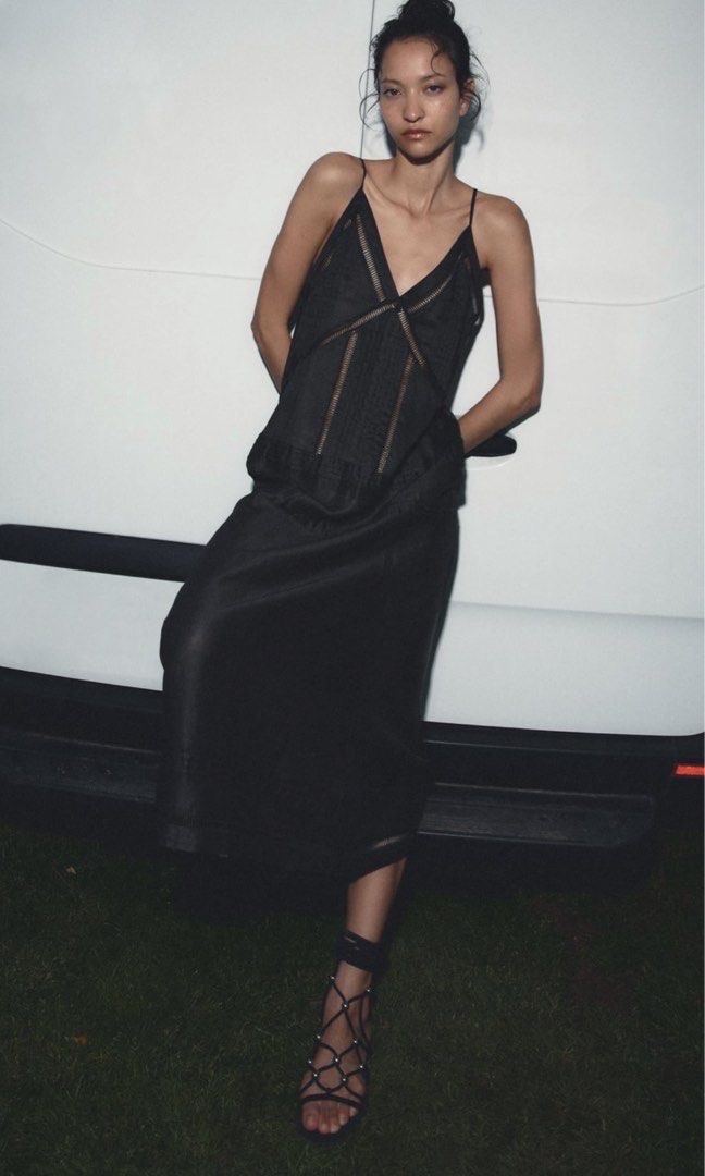 Robe noire Zara avec un col en V et des bretelles fines Taille S 