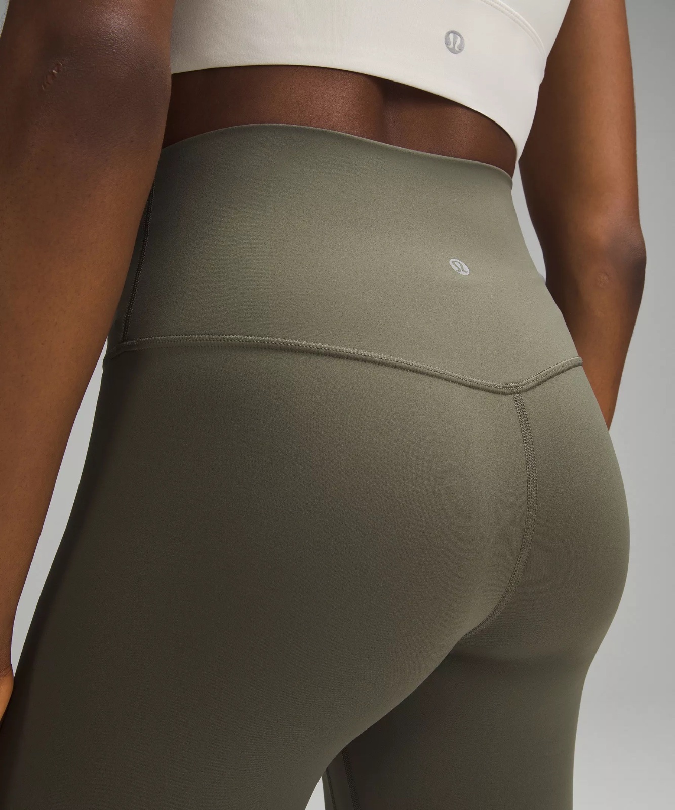 Un legging lululemon Align full lenght taille haute de couleur vert olive/kaki 