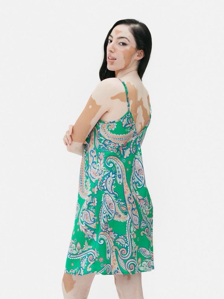 Nuisette en satin à motif cachemire ou peut portée comme une robe satinée 