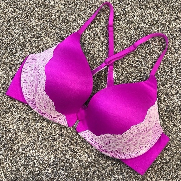 Soutien-gorge push-up Victoria's Secret fuchsia avec des détails en dentelle blanche et une fermeture frontale taille 38D