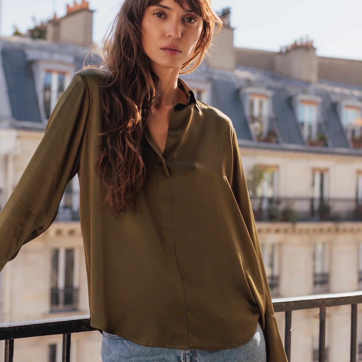 Blouse est une Astral Silk Crepe Tunic de Banana Republic en couleur kaki taille L 40