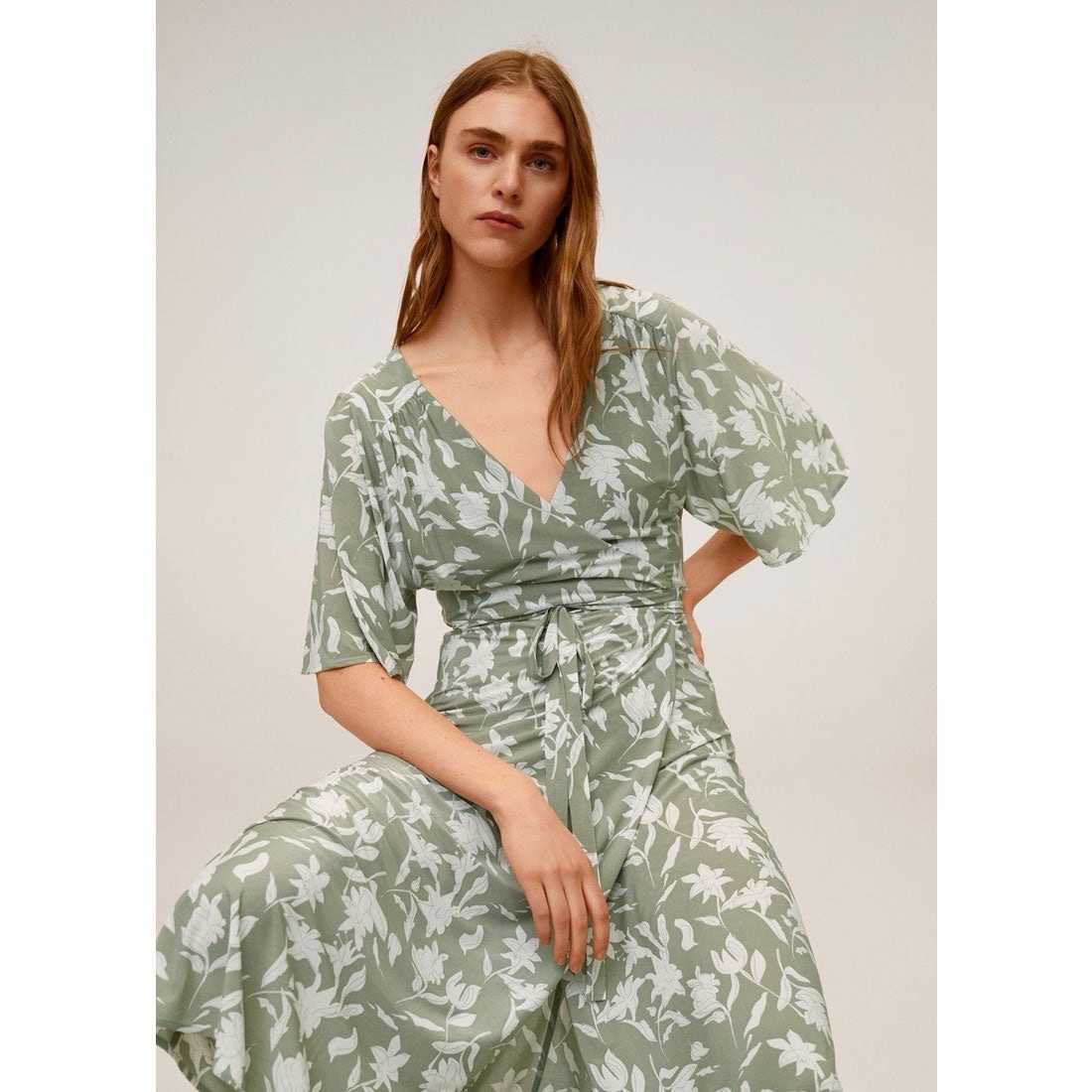 Robe est une Mango modèle Dotty de couleur vert sauge avec un motif floral blanc Taille M 38/40
