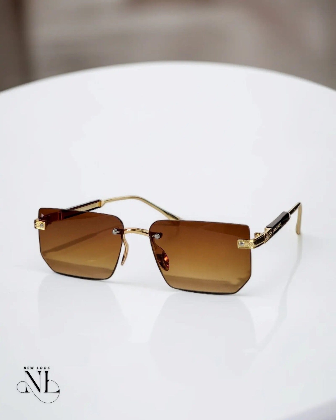 Lunettes de soleil rectangulaires sans monture de couleur or avec des verres teintés marron jamais portée