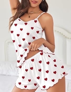 Ensemble pyjama deux pièces pour femme de Shein présente un motif ludique de cœurs roses sur fond blanc avec un haut à bretelles et un short assorti Taille 38/40