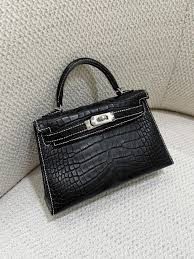 Sac modèle Kelly, réalisé en cuir noir avec un effet crocodile