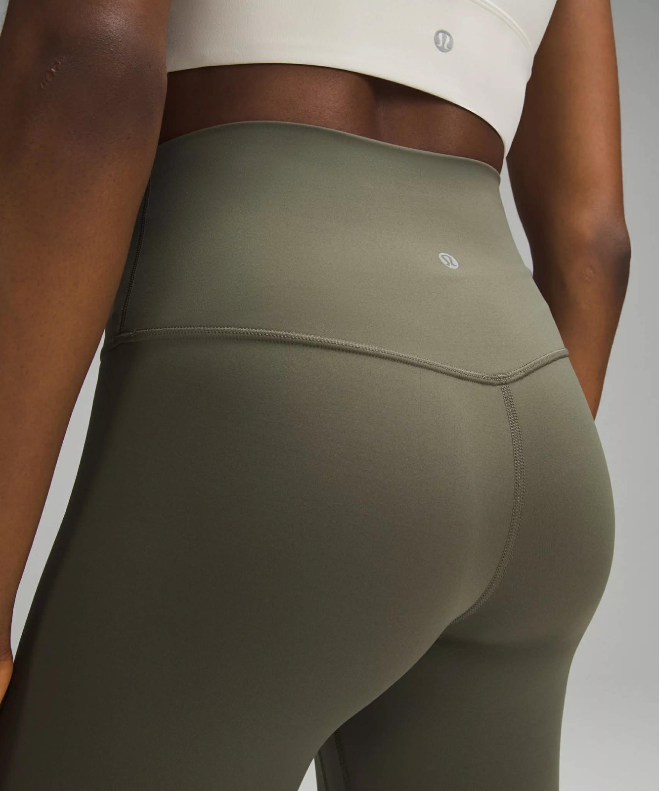 Ce legging est le Pantalon taille haute lululemon Align™. Reconnu pour son tissu Nulu™, il offre une sensation de douceur exceptionnelle, proche d'une "seconde peau", idéale pour le yoga et les activités à faible impact. 