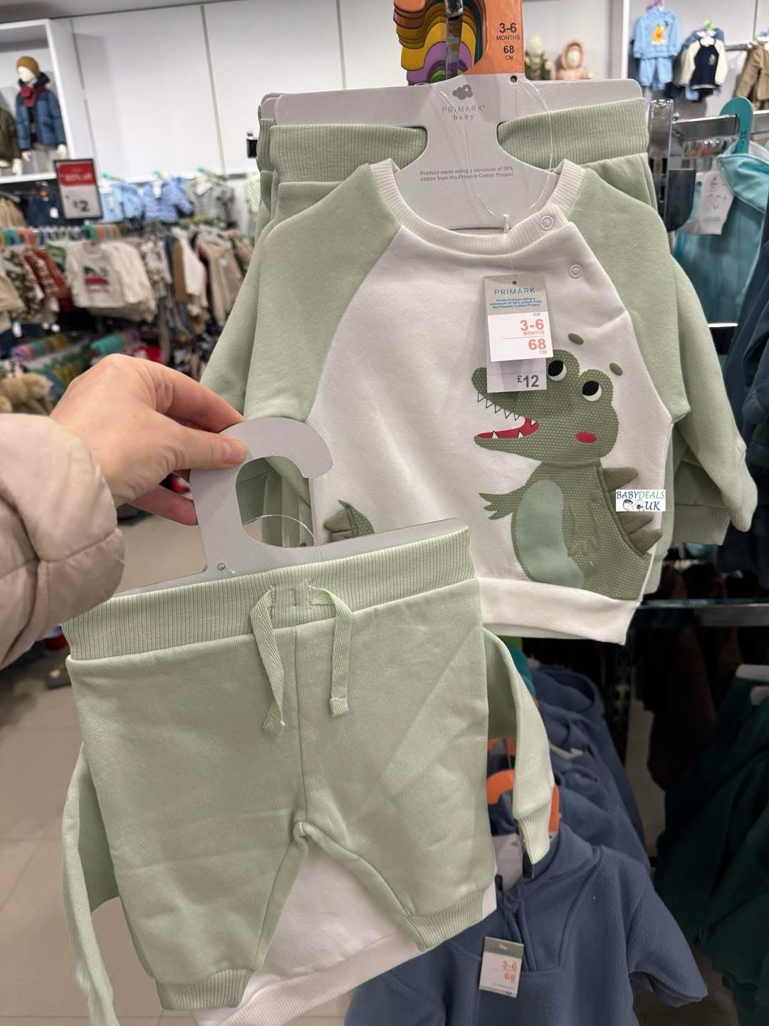 Deux pièces pour bébé de chez Primark en blanc et vert clair, orné d'un motif de crocodile souriant sur le sweat-shirt 0-3m