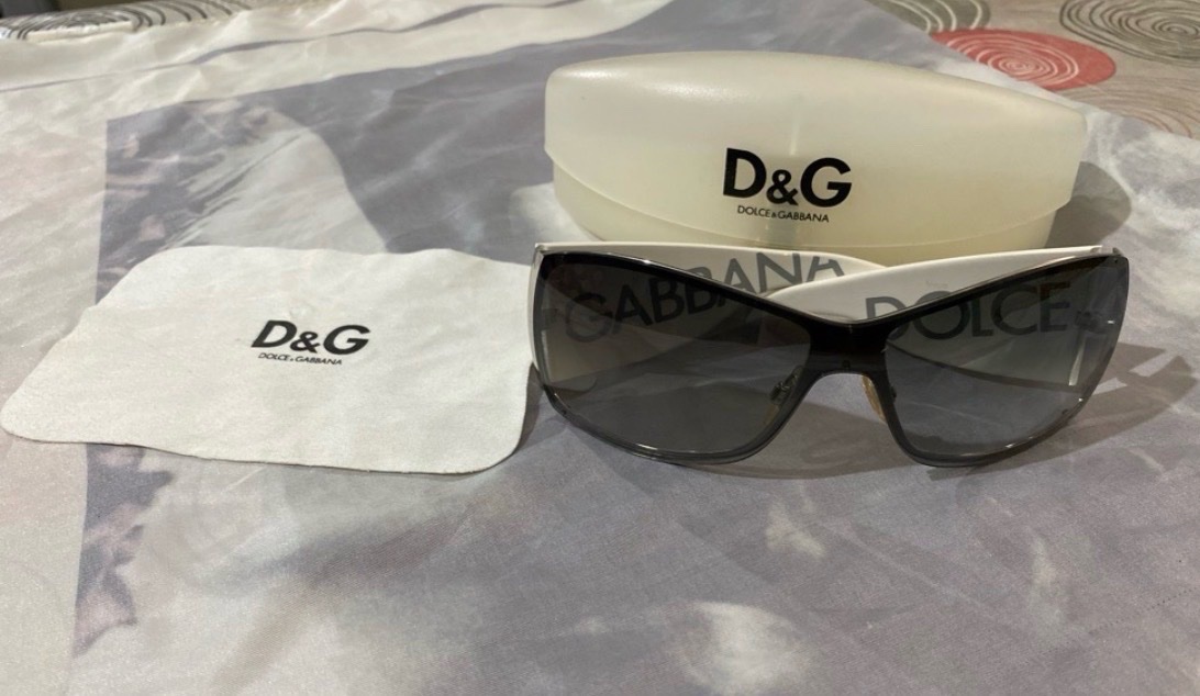 Des lunettes de soleil Dolce & Gabbana noires et blanches avec un logo imprimé sur les branches