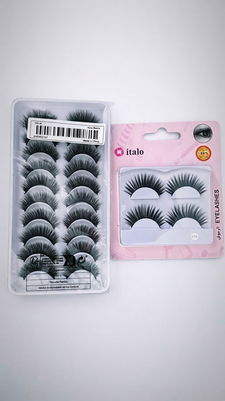 Deux boîtes de faux cils synthétiques conçus pour le maquillage des yeux