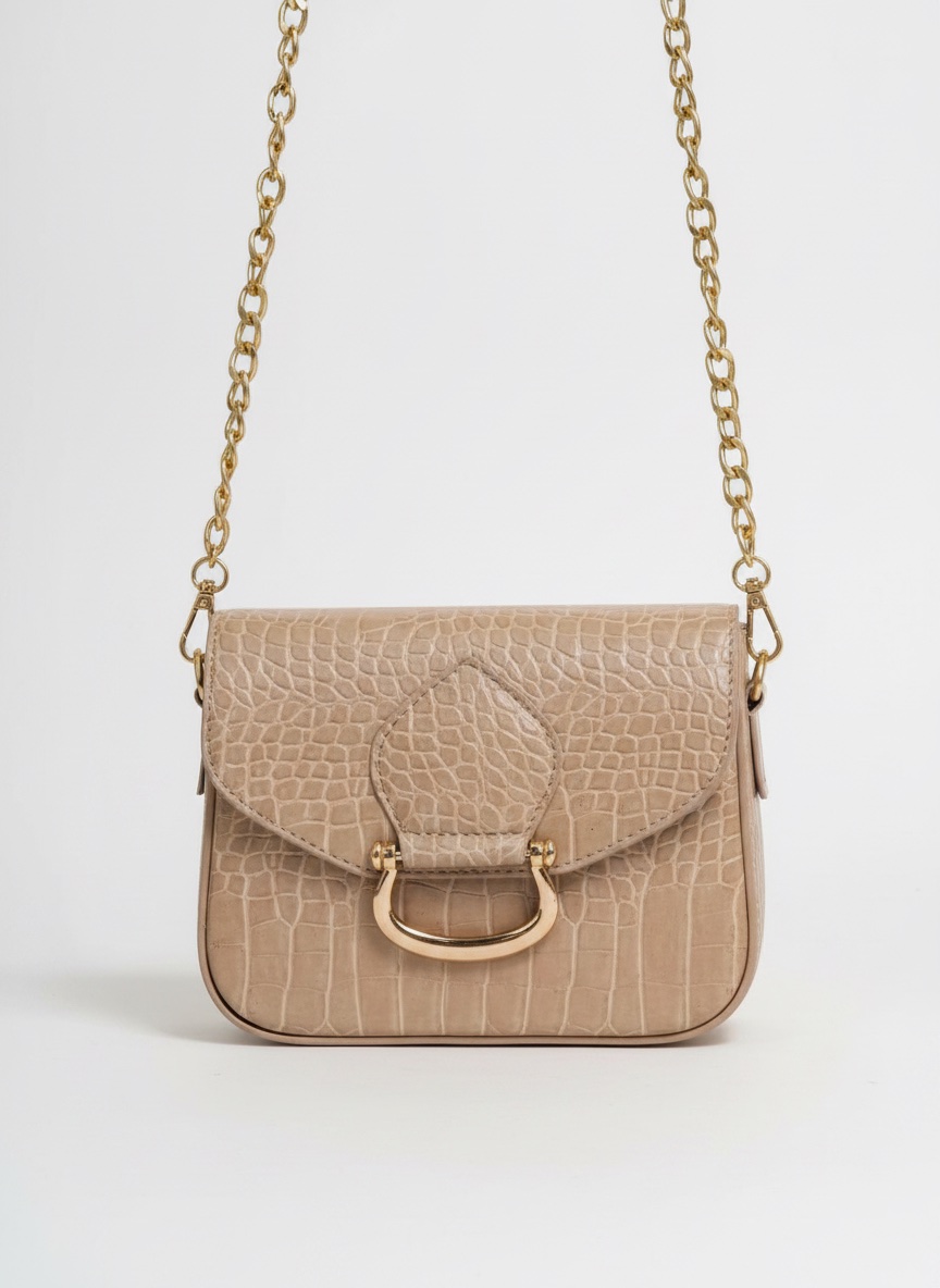 Sac à main beige de style croco possède une chaîne dorée et une fermeture magnétique 