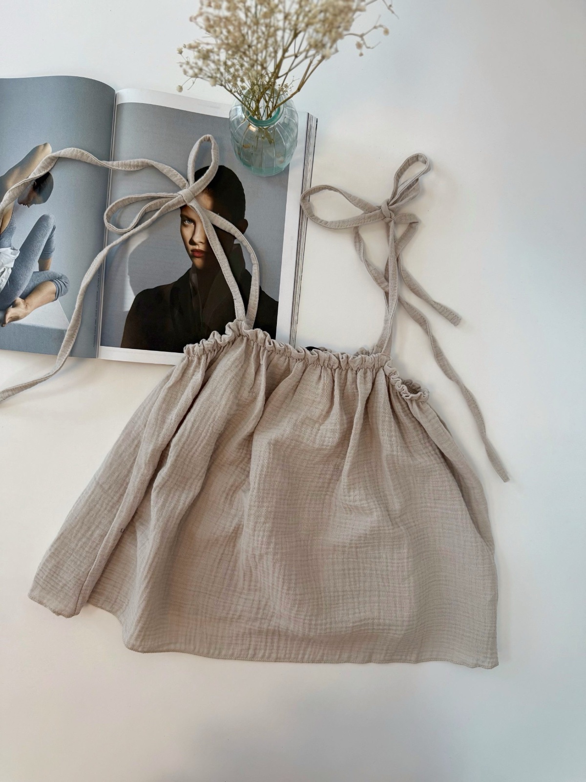 Haut ressemble à un caraco beige avec des bretelles nouées Taille M
