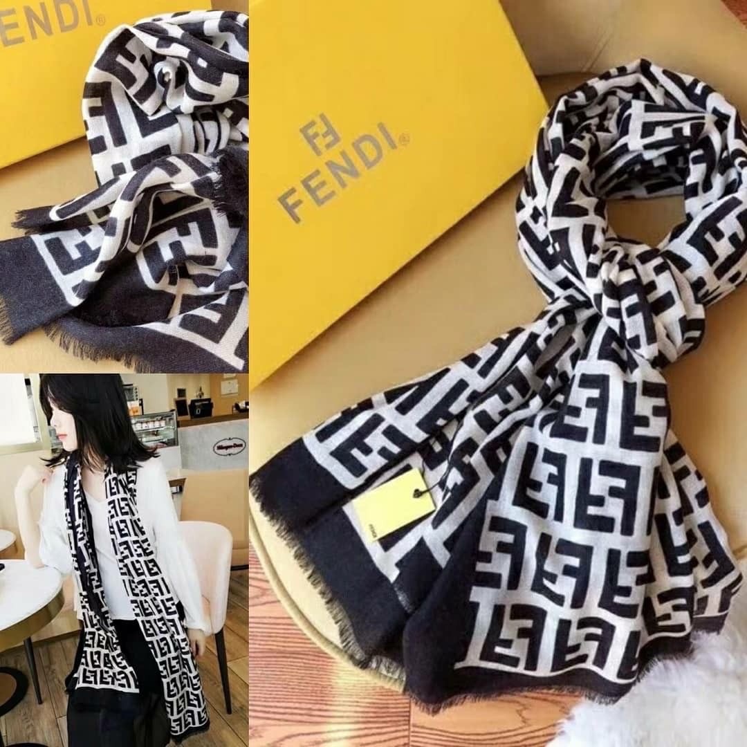 Foulard modele Fendi orné du motif monogramme FF 