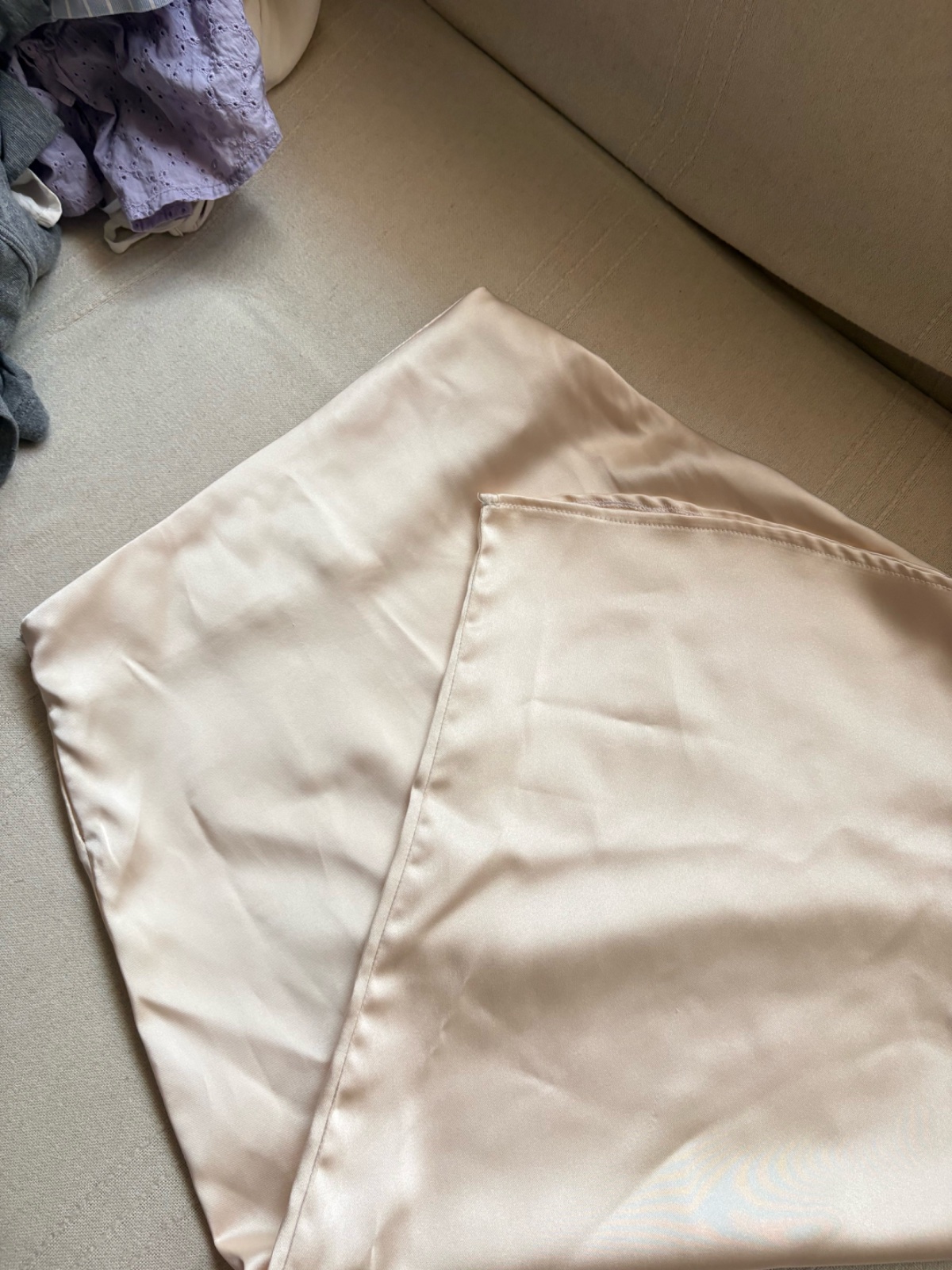 Une jupe satin couleur champagne
