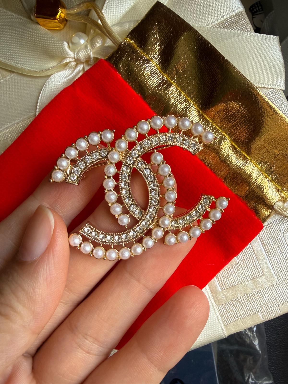 Broche imitation logo Chanel