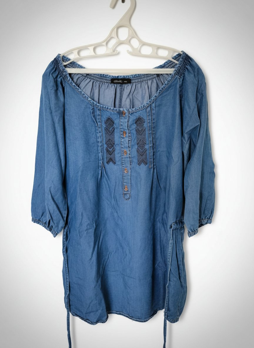 Robe chemise en denim, fiha une ou deux petites tâches en blanc qui sont naturelles (delavage du tissu) 