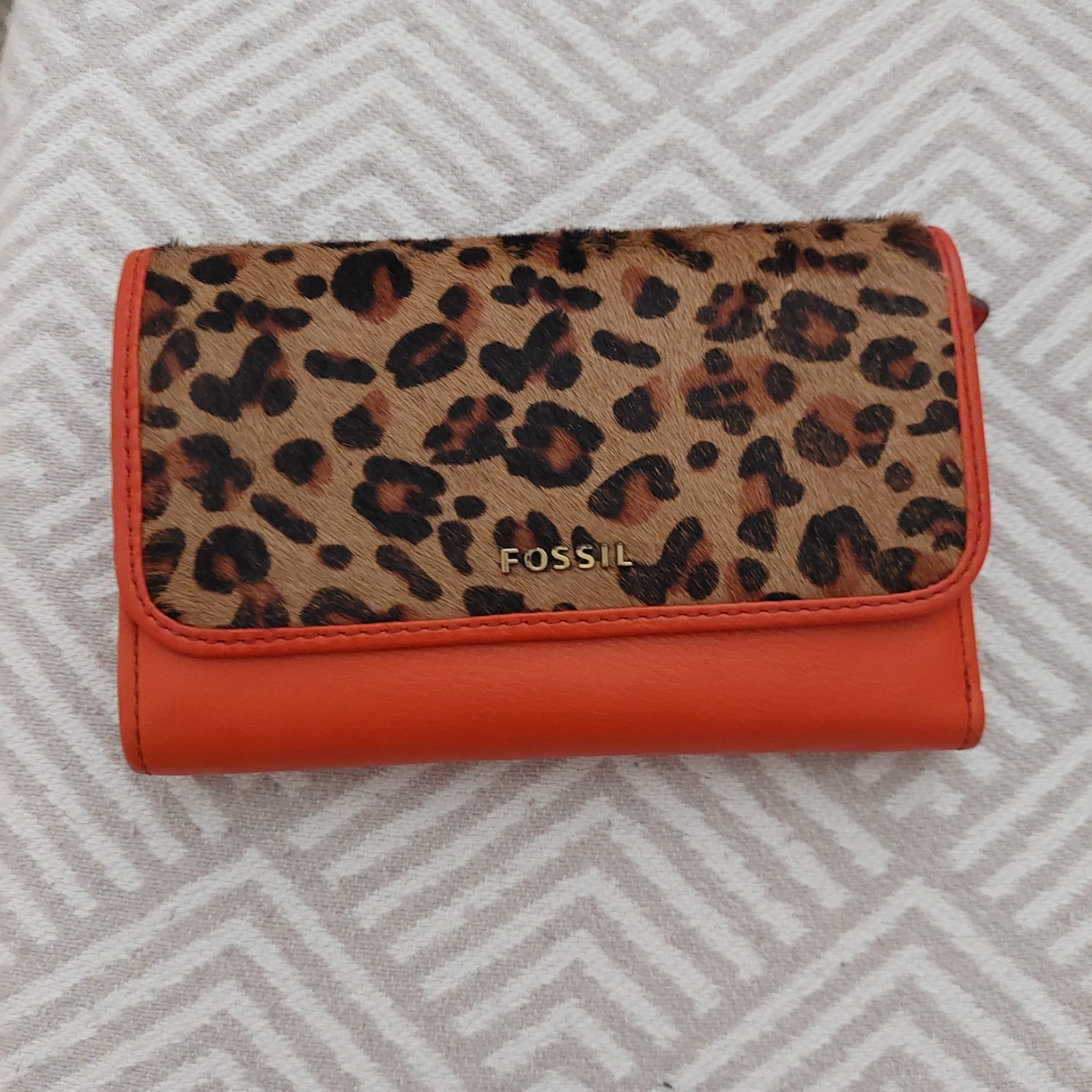 Portefeuille fossil en cuir corail et rabat léopard 
