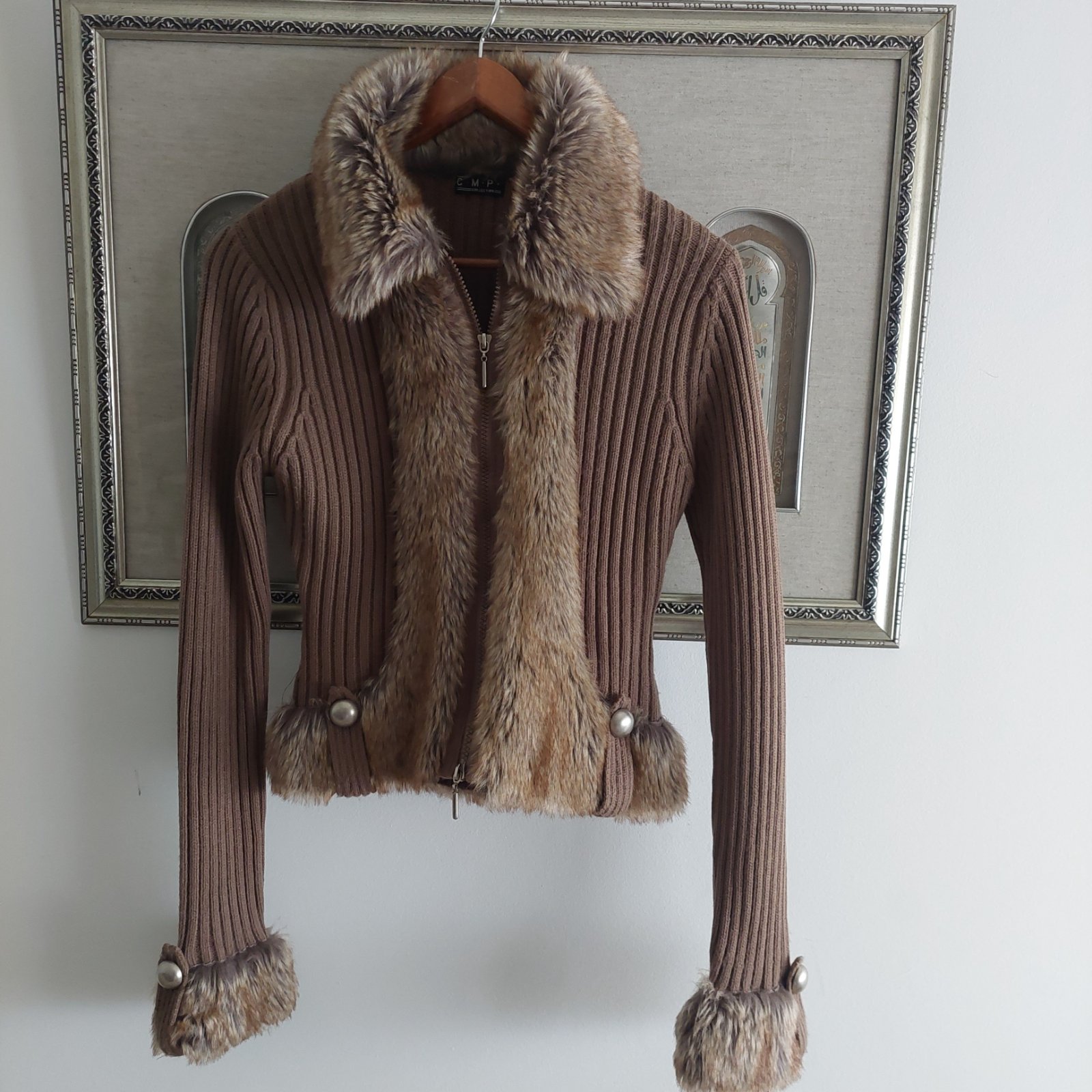 Cardigan avec fourrure et boutons dorés 