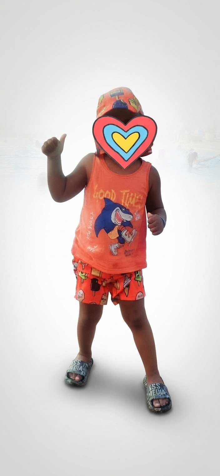 Tenue plage 3 pieces 4/5ans en très bon état 