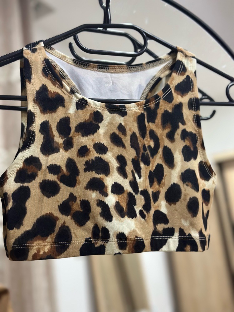 Très joli Haut  parfait pour une petite touche de 🐆