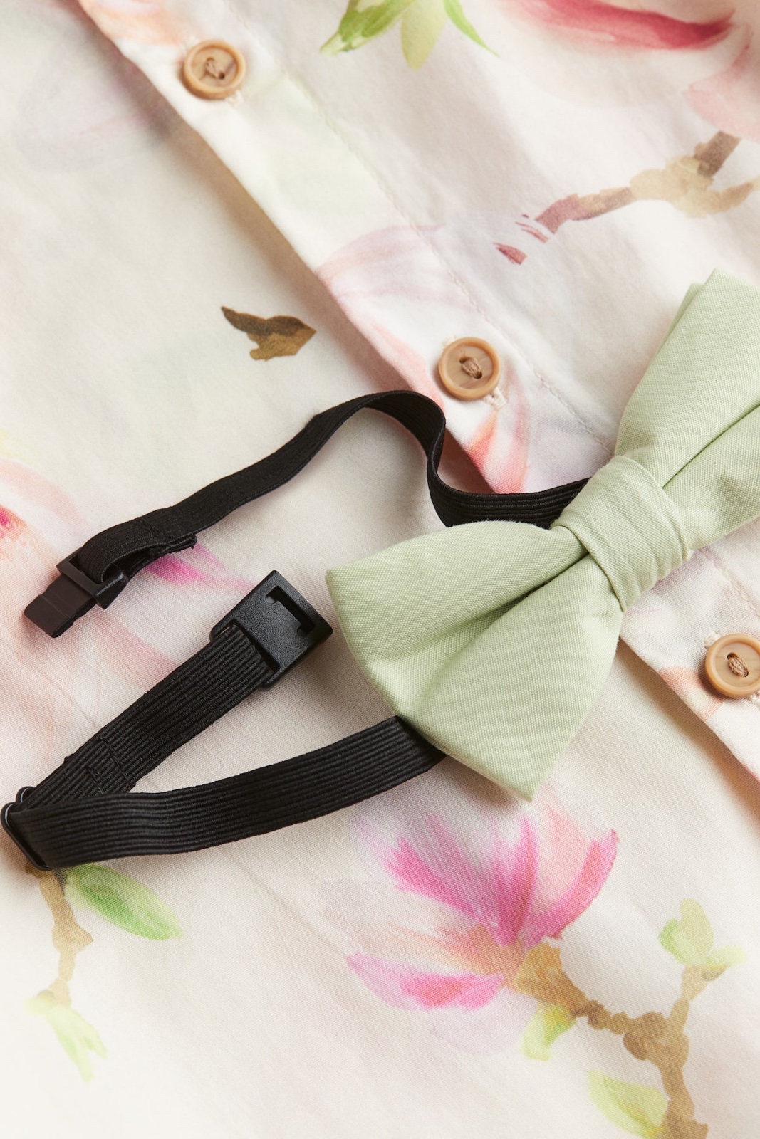 Chemise fillette h&m + un nœud papillon vert sauge
