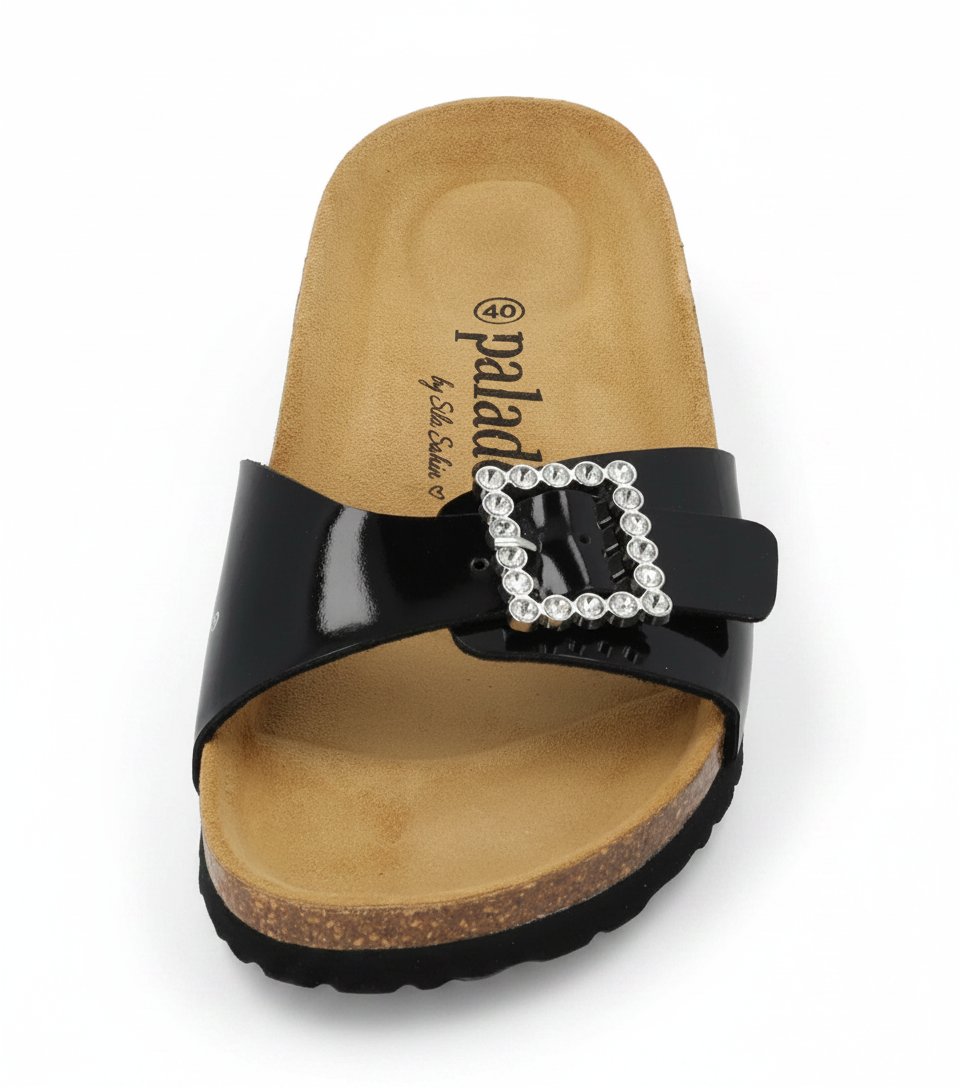 Mules Betula avec une lanière noire vernie et une boucle ornée de strass