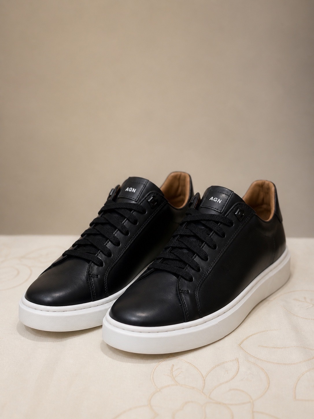 Chaussures noires élégantes en cuir – style casual chic (très bon état)