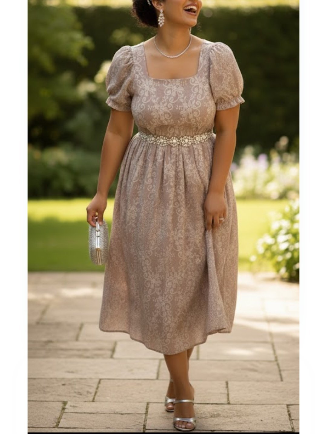 Robe beige dentelle très belle pour femme ronde
