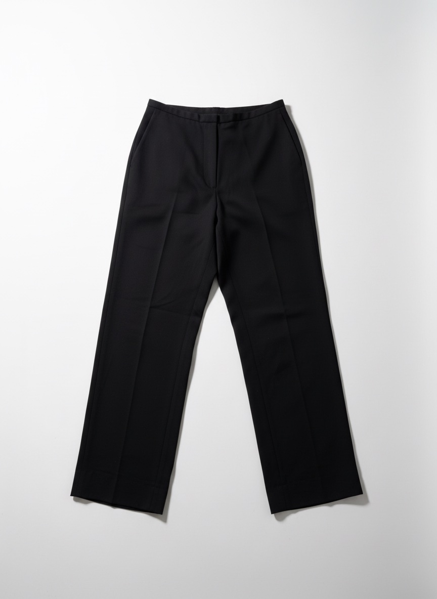 Un pantalon noir large 