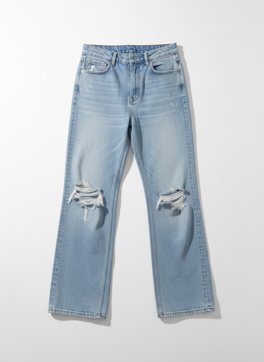 Un pantalon jean bleu dechiré