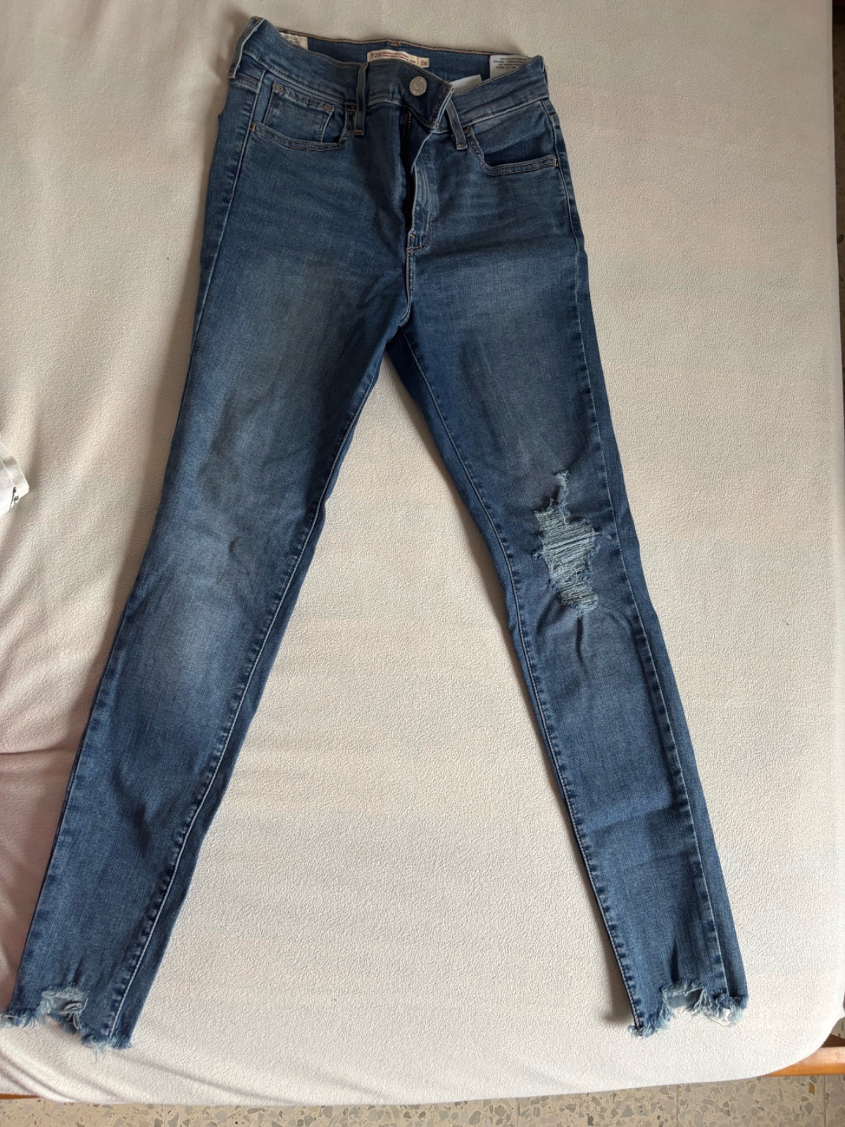 Pantalon jean bleu dechiré 
