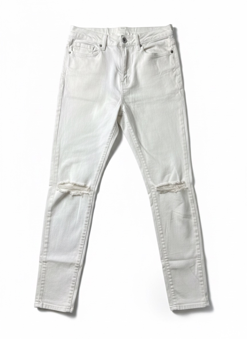 Un pantalon jean blan dechiré
