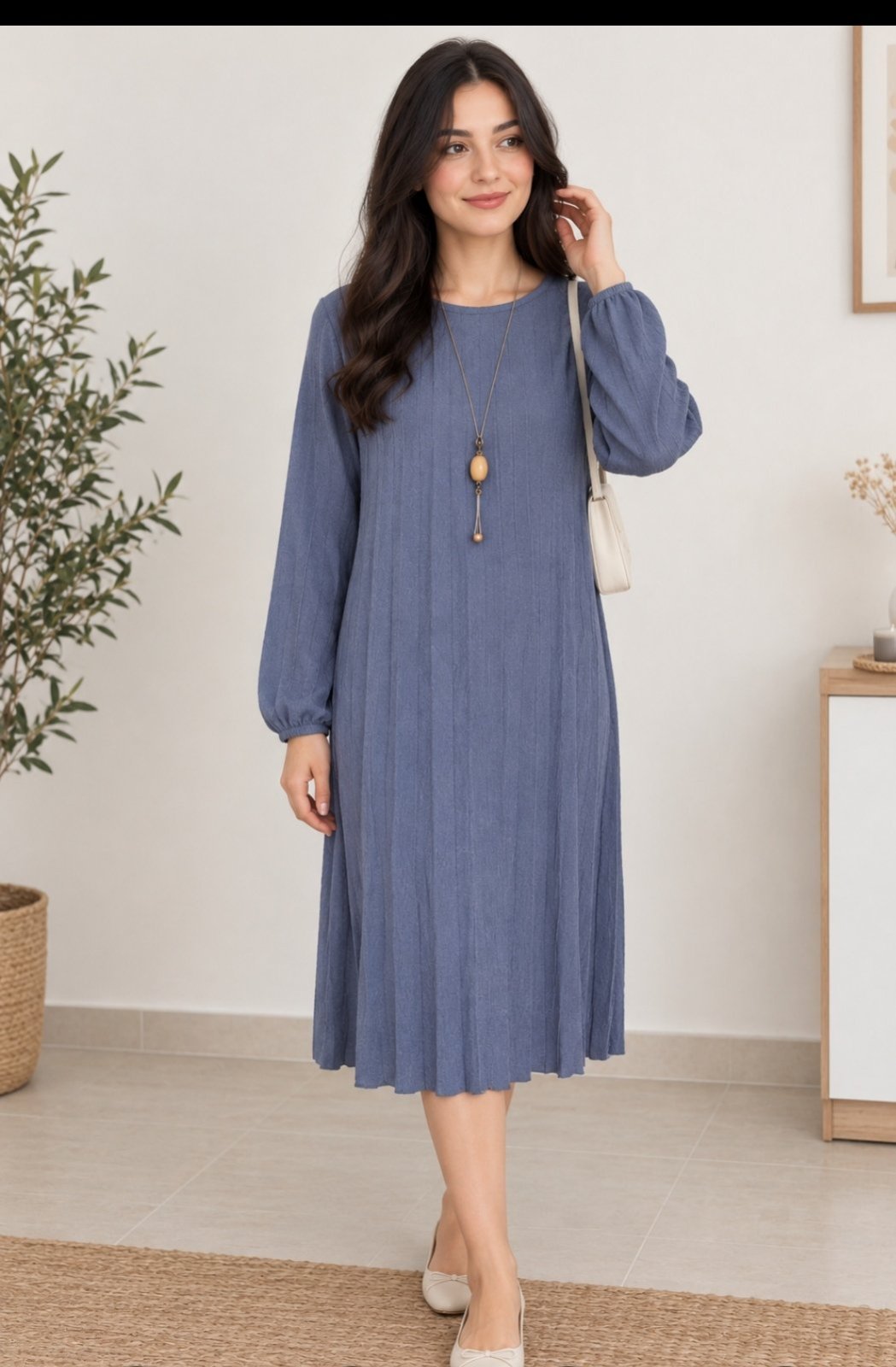 Jolie robe plissée jamais portée se porte avec ou sans pantalon 
