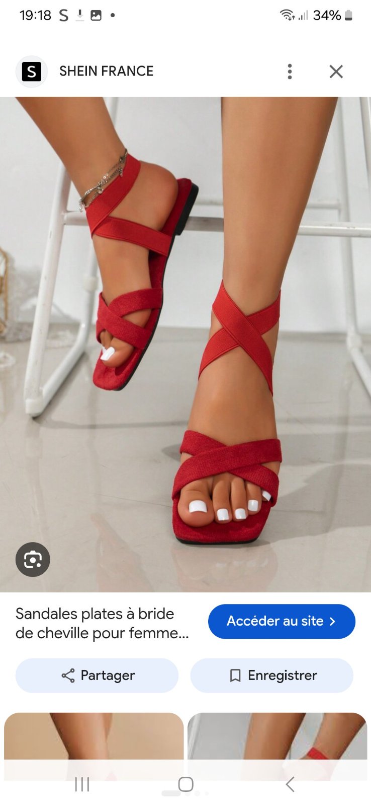 Sandales plates rouges à bout carré ornées de brides croisées
