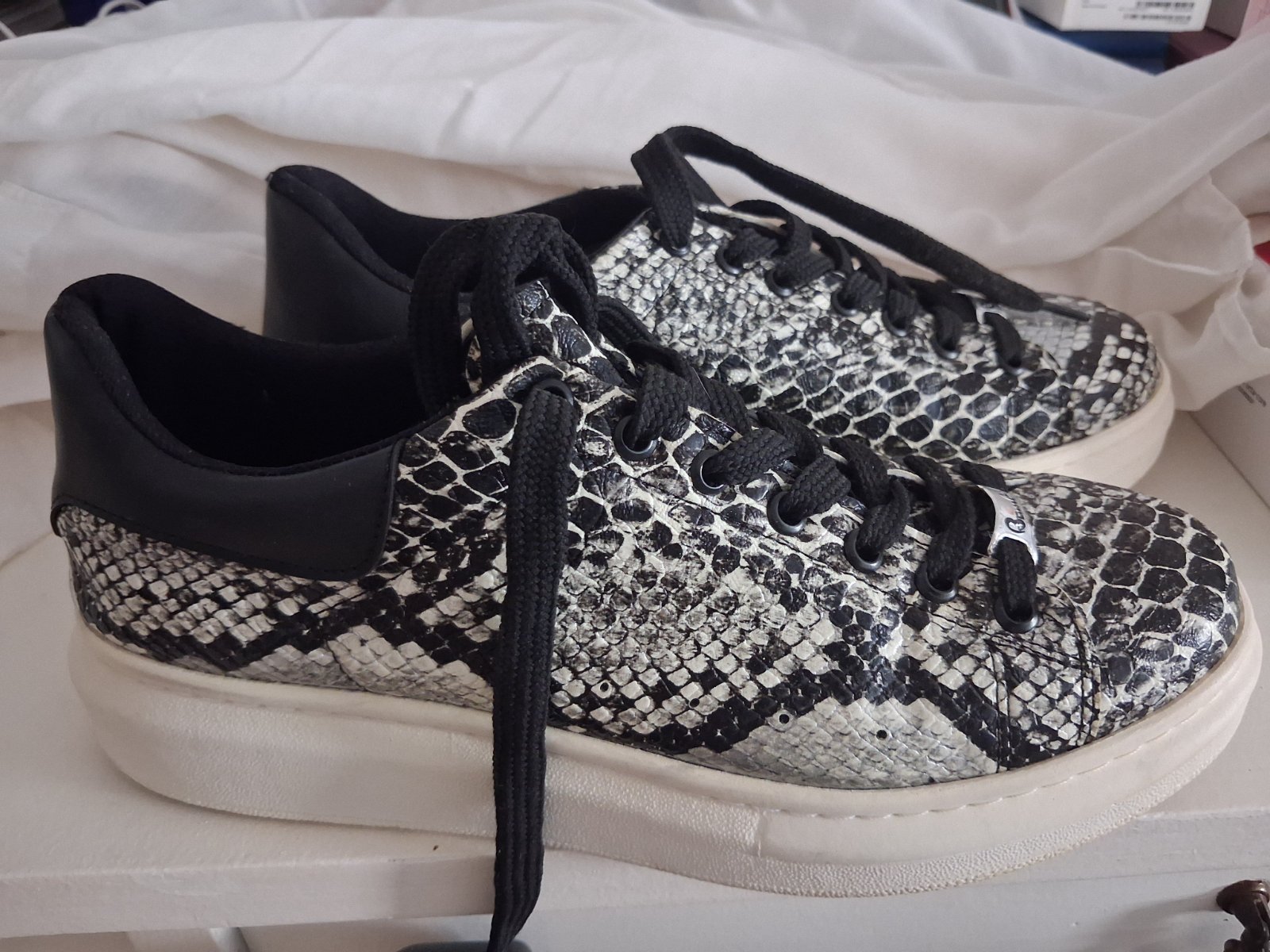Une paire de Basket de la marque turc bambi presque neuve pointure 40