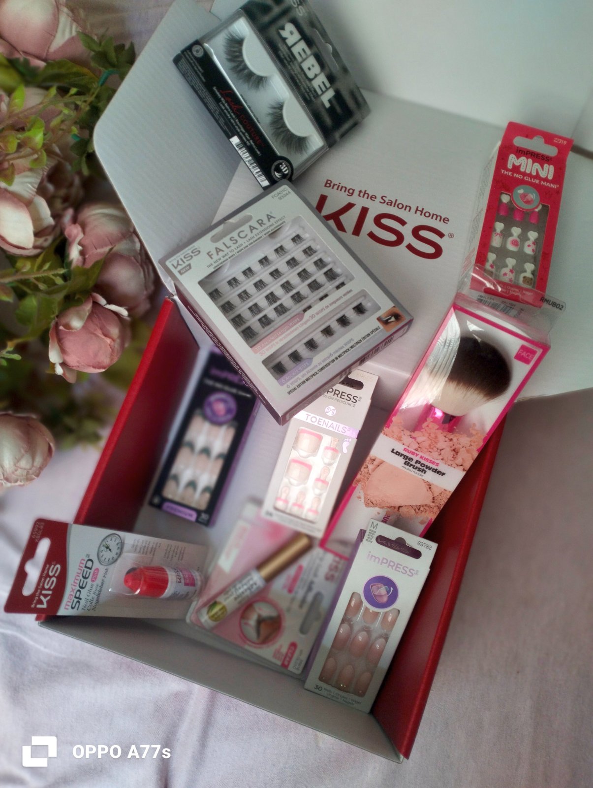 Lot : faux cils , faux ongles, brush, colle pour cils et ongles 