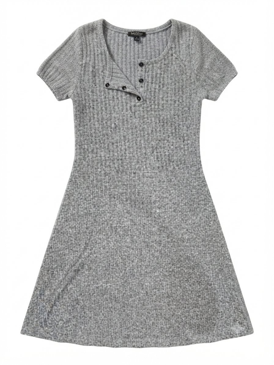 Robe courte grise en maille côtelée.