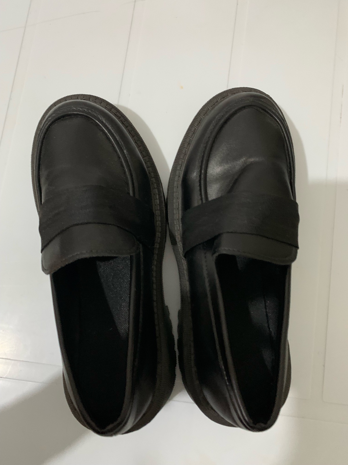 Mocassins noirs à semelle épaisse – très bon état