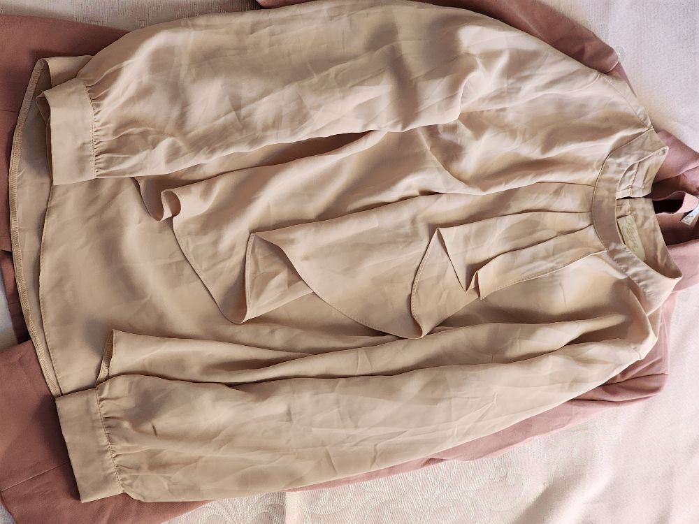 Jolie chemise féminine, en rose, une couleur élégante et tendance.