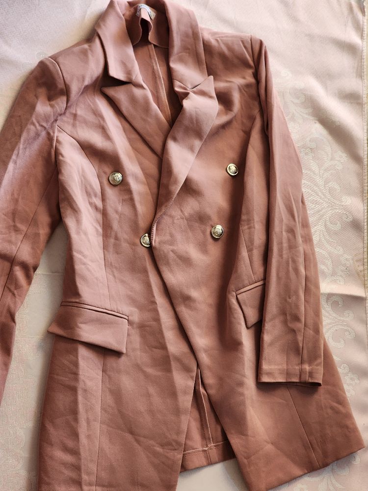 Tailleur élégant avec chemise assortie, en très bon état.