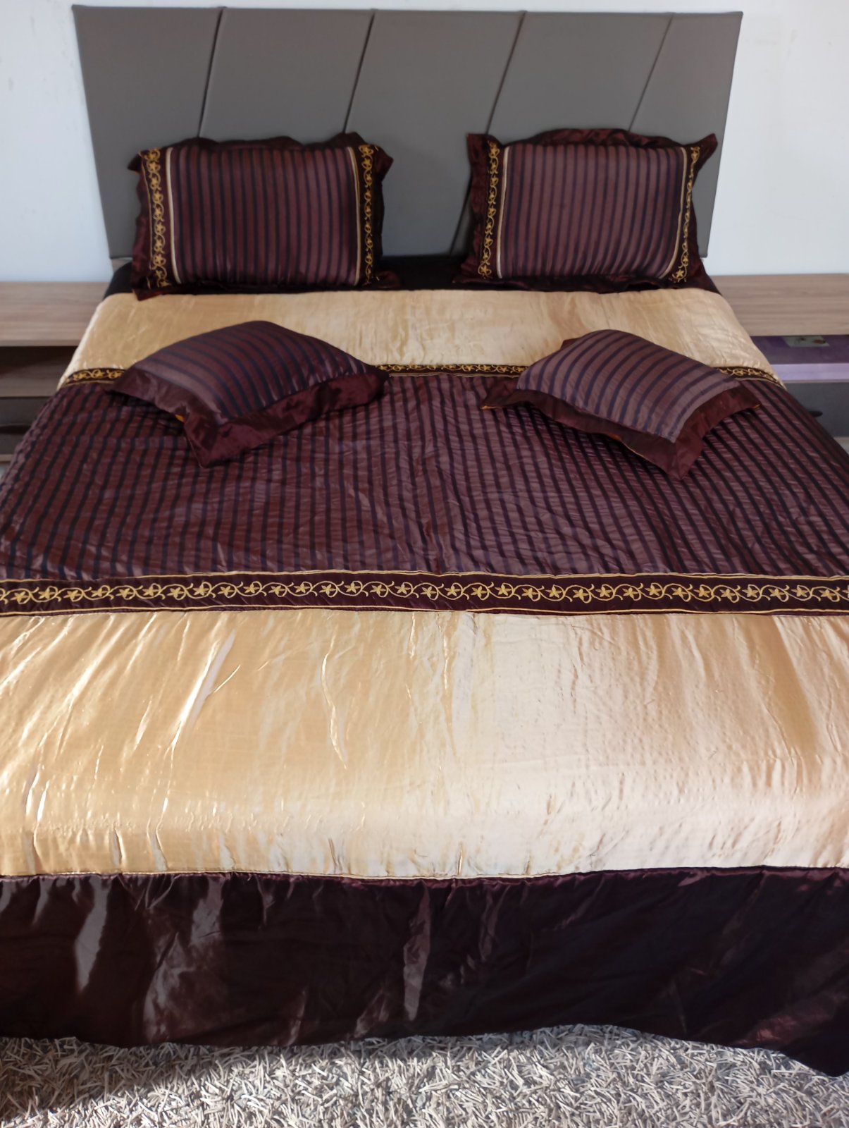 Une belle parure de lit double Face،avec les housses: deux coussins, un long traversin, deux petits coussins et un bonbon.