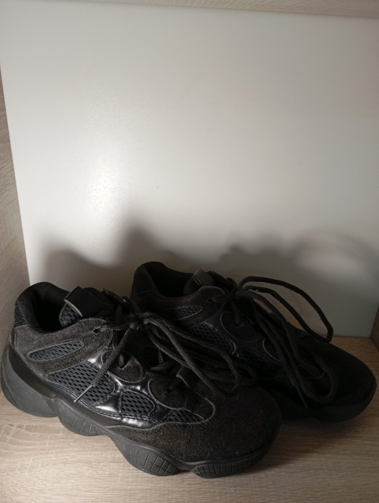 Confortable Black.